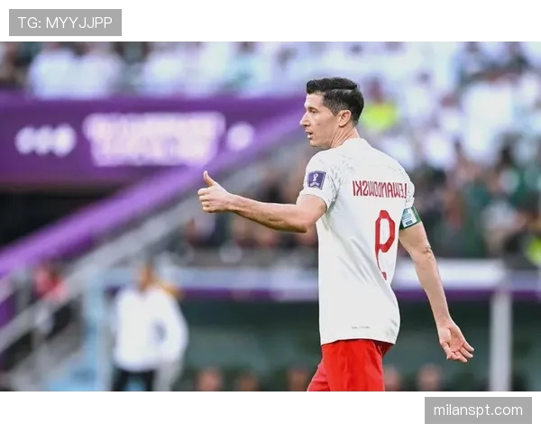 莱万禁区内倒地,VAR长时间介入后主裁判维持未判点球决定